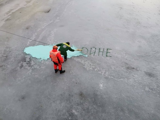 Памятаеце, як беларускія камунальнікі зафарбоўвалі БЧБ на лёдзе? Іх калегі ў Санкт-Пецярбургу такім жа чынам змагаюцца з антываеннымі лозунгамі Памятаеце, як беларускія камунальнікі зафарбоўвалі БЧБ на лёдзе? Іх калегі ў Санкт-Пецярбургу такім жа чынам змагаюцца з антываеннымі лозунгамі