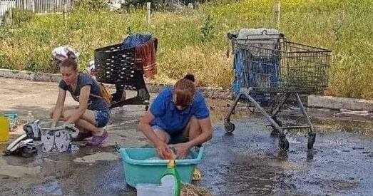 Марыупальцы мыюць рэчы ў «кратэрах» ад авіябомбаў