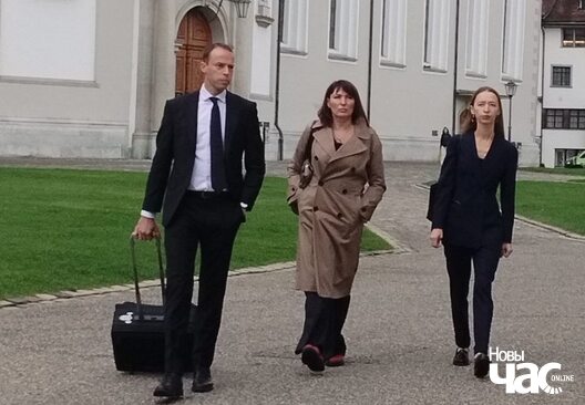 Алена Захаранка (у цэнтры) і Лера Красоўская (дачка Анатоля Красоўскага) прыбылі ў суд са сваім прадстаўніком Алена Захаранка (у цэнтры) і Лера Красоўская (дачка Анатоля Красоўскага) прыбылі ў суд са сваім прадстаўніком