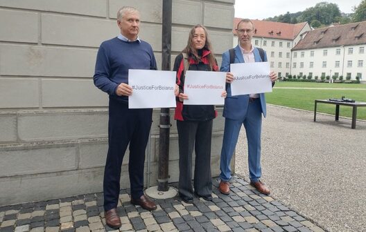 Швейцарскія і беларускія праваабаронцы ля будынка суда з патрабаваннем правасуддзя для Беларусі. Злева — вядомы адвакат Павел Сапелка. Швейцарскія і беларускія праваабаронцы ля будынка суда з патрабаваннем правасуддзя для Беларусі. Злева — вядомы адвакат Павел Сапелка.
