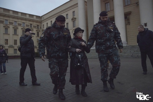 Затрыманне Ніны Багінскай падчас акцыі каля КДБ 31 сакавіка Затрыманне Ніны Багінскай падчас акцыі каля КДБ 31 сакавіка