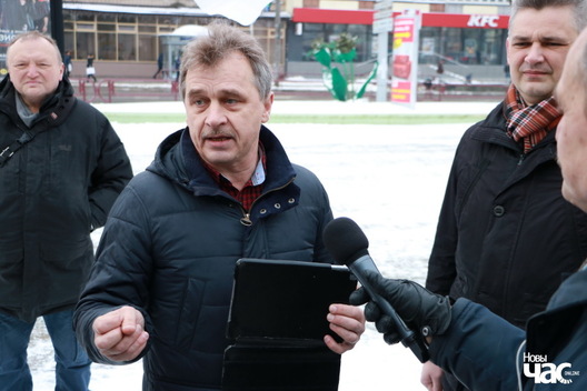 Анатоль Лябедзька на пікеце кКаля Камароўскага рынку ў Мінску. 18 студзеня 2018 года. Фота Арцёма Лявы Анатоль Лябедзька на пікеце кКаля Камароўскага рынку ў Мінску. 18 студзеня 2018 года. Фота Арцёма Лявы
