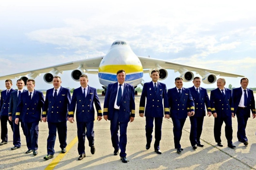 Пілоты «Мріі», Дзмітрый Антонаў пасярэдзіне. Фота: «Antoniv» Пілоты «Мріі», Дзмітрый Антонаў пасярэдзіне. Фота: «Antoniv»