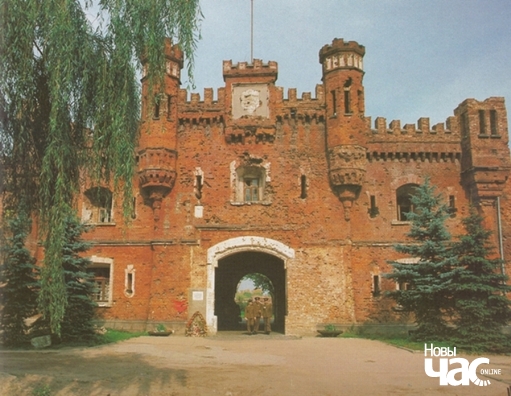 Польскі арол на Холмскіх варотах Брэсцкай крэпасці Польскі арол на Холмскіх варотах Брэсцкай крэпасці