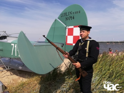 Ігар Мельнікаў у форме польскага марака ля самалёта. Пуцкі заліў. Рэканструкцыя Ігар Мельнікаў у форме польскага марака ля самалёта. Пуцкі заліў. Рэканструкцыя