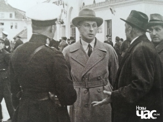 Польскія чыноўнікі размаўляюць з савецкім дыпламатам на вакзале ў Стоўбцах, пач. 1930-х Польскія чыноўнікі размаўляюць з савецкім дыпламатам на вакзале ў Стоўбцах, пач. 1930-х
