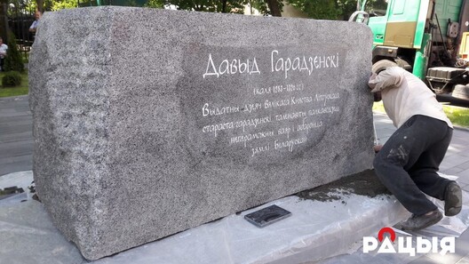 pomnik_3_1.jpg pomnik_3_1.jpg