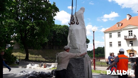 pomnik_4_1.jpg pomnik_4_1.jpg
