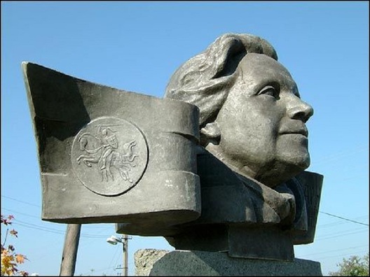 pomnik_laryse_henijusz.jpg pomnik_laryse_henijusz.jpg