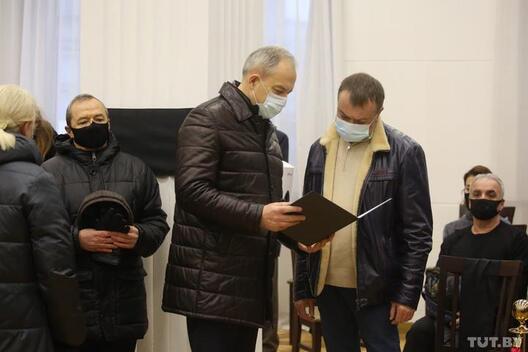 Кіраўнік Адміністрацыі прэзідэнта Ігар Сяргеенка (злева) размаўляе з сынам Вячаслава Францавіча Кіраўнік Адміністрацыі прэзідэнта Ігар Сяргеенка (злева) размаўляе з сынам Вячаслава Францавіча