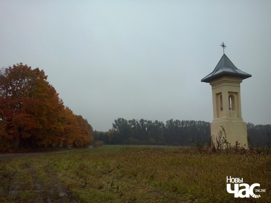 Прыдарожная каплічка на ўездзе ў Верхняе Чэрніхава, побач — ліпавыя прысады парку Рдултоўскіх Прыдарожная каплічка на ўездзе ў Верхняе Чэрніхава, побач — ліпавыя прысады парку Рдултоўскіх
