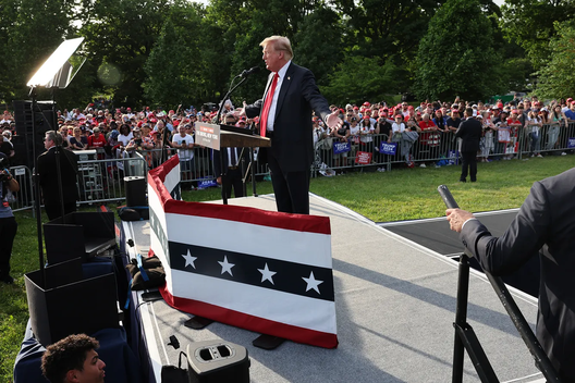 Трамп выступае ў Бронксе ў Нью-Ёрку, дзе традыцыйна падтрымліваюць дэмакратаў. 23 мая 2024 года. Spencer Platt / Getty Images Трамп выступае ў Бронксе ў Нью-Ёрку, дзе традыцыйна падтрымліваюць дэмакратаў. 23 мая 2024 года. Spencer Platt / Getty Images