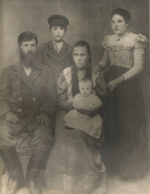 Іван і Ганна Мачальскія разам з некаторымі з дзяцей Іван і Ганна Мачальскія разам з некаторымі з дзяцей