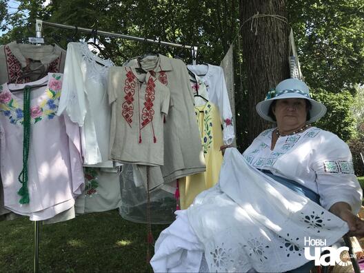 Наталля з Маладзечна займаецца вышыўкай 42 гады, 25 год працавала на маладзечанскай фабрыцы мастацкіх вырабаў, а зараз для душы робіць фартушок для ансамбля “Гасцінец” з Ракава. Наталля з Маладзечна займаецца вышыўкай 42 гады, 25 год працавала на маладзечанскай фабрыцы мастацкіх вырабаў, а зараз для душы робіць фартушок для ансамбля “Гасцінец” з Ракава.