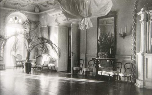 Раскошныя пакоі палаца ў былыя часы. Фота пісьменніка Андруся Горвата Раскошныя пакоі палаца ў былыя часы. Фота пісьменніка Андруся Горвата