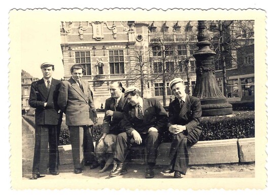 1/2 ravienski_i_studentykrasavik1951_1.jpg