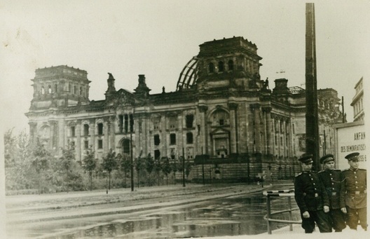 Яшчэ не адноўлены Рэйхстаг, 1953 год. Здымак з асабістага архіва А.М. Жыляніна  Яшчэ не адноўлены Рэйхстаг, 1953 год. Здымак з асабістага архіва А.М. Жыляніна 