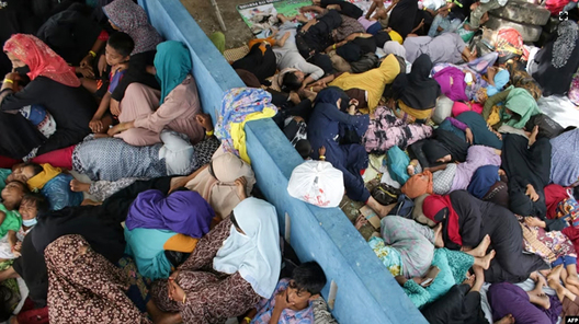 Уцекачы рахінджа ў Інданэзіі. Фота: AFP