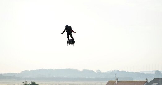 Французскі вынаходнік пераляцеў Ла-Манш на «лятучай дошцы»