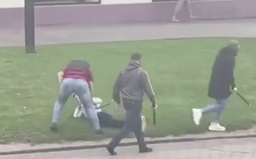 Івана збіваюць невядомыя мужчыны ў балаклавах. Прынтскрын відэа відавочцаў Івана збіваюць невядомыя мужчыны ў балаклавах. Прынтскрын відэа відавочцаў