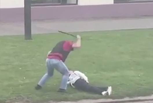 Івана збіваюць невядомыя мужчыны ў балаклавах. Прынтскрын відэа відавочцаў Івана збіваюць невядомыя мужчыны ў балаклавах. Прынтскрын відэа відавочцаў