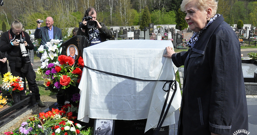 «Сіла не ў сіле, сіла ў праўдзе» — на магіле Паўла Шарамета адкрылі помнік ФОТА