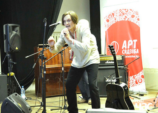 Сяргей Доўгушаў падчас «Дня вышыванкі», арганізаванага «Арт Сядзібай». Фота Вікторыі Чаплевай Сяргей Доўгушаў падчас «Дня вышыванкі», арганізаванага «Арт Сядзібай». Фота Вікторыі Чаплевай