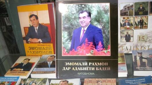Кнігі Рахмона. Фота: Asia-Plus Кнігі Рахмона. Фота: Asia-Plus