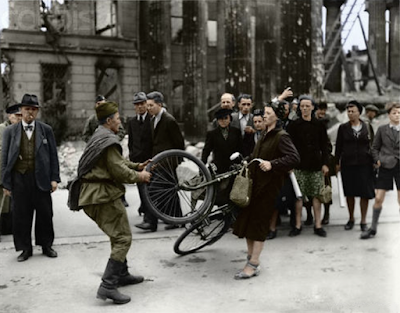 Берлін 1945. Савецкі вайсковец, ровар, жанчына Берлін 1945. Савецкі вайсковец, ровар, жанчына