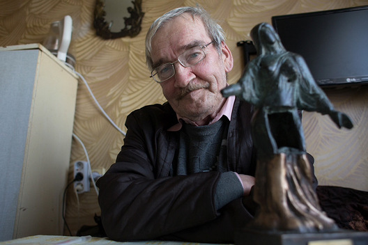 Станіслаў Пятроў са статуэткай Дрэздэнскай прэміі, якая прысуджаецца за асаблівыя дасягненні супраць канфліктаў, гвалту і эскалацыі Станіслаў Пятроў са статуэткай Дрэздэнскай прэміі, якая прысуджаецца за асаблівыя дасягненні супраць канфліктаў, гвалту і эскалацыі