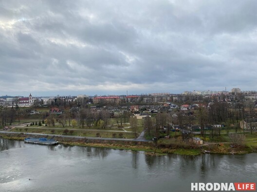 Від на горад з агляднай пляцоўкі. Можна ўбачыць Стары мост, францысканскі касцёл, Леванабярэжную ці паглядзець на Нёман. Від на горад з агляднай пляцоўкі. Можна ўбачыць Стары мост, францысканскі касцёл, Леванабярэжную ці паглядзець на Нёман.