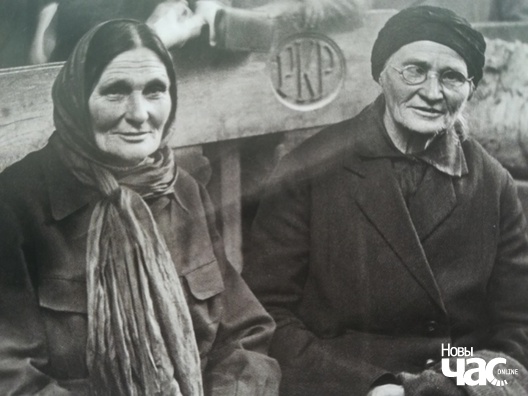 Сваякі чакаюць палітвязняў на вакзале ў Стоўбцах, пачаатк 1930-х гаддоў Сваякі чакаюць палітвязняў на вакзале ў Стоўбцах, пачаатк 1930-х гаддоў