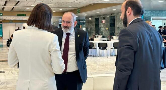 Александр Лукашэнка патэлефанаваў Ніколу Пашыняну Лукашэнка патэлефанаваў Пашыняну, каб запрасіць яго ў Мінск на пасяджэнне АДКБ. Той адмовіўся