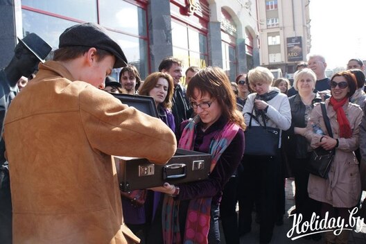 Экскурсія «Шарм міжваеннага Менска» з Паўлам Махінавым і Аляксандрай Валодзінай (фота Holiday.by). Экскурсія «Шарм міжваеннага Менска» з Паўлам Махінавым і Аляксандрай Валодзінай (фота Holiday.by).