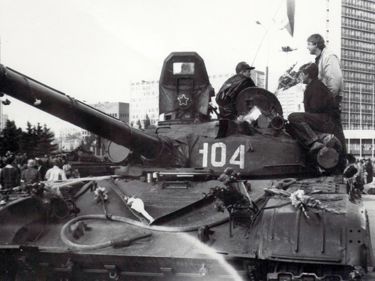 Танк Т-72 каля будынка СЭВ. Масква, 19 жніўня 1991 года. Фота: Ivan Simochkin / Wikimedia Commons, CC BY-SA 3.0. Танк Т-72 каля будынка СЭВ. Масква, 19 жніўня 1991 года. Фота: Ivan Simochkin / Wikimedia Commons, CC BY-SA 3.0.