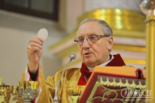 Мітрапаліт Тадэвуш Кандрусевіч падчас вячэрняй Імшы на Дзень Усіх Святых у Мінскай катэдры. Фота catholic.by. Мітрапаліт Тадэвуш Кандрусевіч падчас вячэрняй Імшы на Дзень Усіх Святых у Мінскай катэдры. Фота catholic.by.