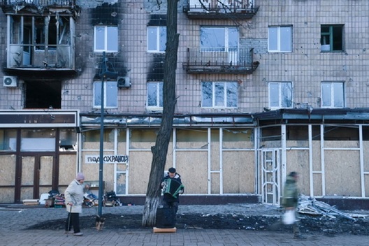 Людзі ля будынка, пашкоджанага ў выніку абстрэлаў, на адной з вуліц Марыупаля. Фота Уладзімір Гердо / ТАСС Людзі ля будынка, пашкоджанага ў выніку абстрэлаў, на адной з вуліц Марыупаля. Фота Уладзімір Гердо / ТАСС