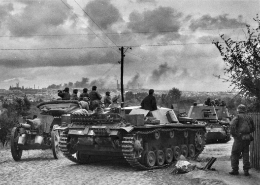 Тэхніка падраздзялення «Лейбштандарт СС Адольф Гітлер» у Марыупалі, 1941 год Тэхніка падраздзялення «Лейбштандарт СС Адольф Гітлер» у Марыупалі, 1941 год