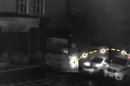 Скрыншот з відэа. Схема: Дзяніс Буркоўскі. Калаж з кадраў відэа. Пункты палёту бутэлькі сумешчаныя на адным кадры. Скрыншот з відэа. Схема: Дзяніс Буркоўскі. Калаж з кадраў відэа. Пункты палёту бутэлькі сумешчаныя на адным кадры. 