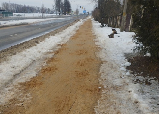 Тратуар, закіданы пяском, у Дзяржынску Мінскай вобласці. Фота: Беларусь за МКАДам Тратуар, закіданы пяском, у Дзяржынску Мінскай вобласці. Фота: Беларусь за МКАДам