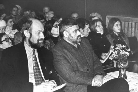 Алег Трусаў з Уладзімірам Арловым на вечарыне, прысвечанай 160-годдзю Францішка Багушэвіча (24 сакавіка 2000 г.) Алег Трусаў з Уладзімірам Арловым на вечарыне, прысвечанай 160-годдзю Францішка Багушэвіча (24 сакавіка 2000 г.)