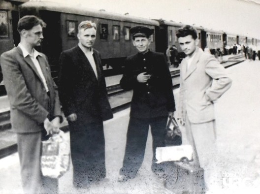 У Маладзечне з татам і сябрамі. Злева направа: Алесь Траяноўскі, Валодзя Сарока, Сяргей Ліс (тата), Арсень Ліс (1955(6)г.) У Маладзечне з татам і сябрамі. Злева направа: Алесь Траяноўскі, Валодзя Сарока, Сяргей Ліс (тата), Арсень Ліс (1955(6)г.)
