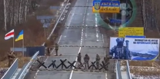 Беларуска-ўкраінская мяжа, дзе з'явіўся бел-чырвона-белы сцяг. Кадр з відэа «ТСН» Беларуска-ўкраінская мяжа, дзе з'явіўся бел-чырвона-белы сцяг. Кадр з відэа «ТСН»