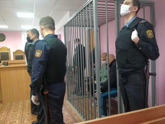 Ігар і Алег Букасы ў судзе Бабруйскага раёну і г. Бабруйску, 4 лістапада. Фота: «Белсат» Ігар і Алег Букасы ў судзе Бабруйскага раёну і г. Бабруйску, 4 лістапада. Фота: «Белсат»