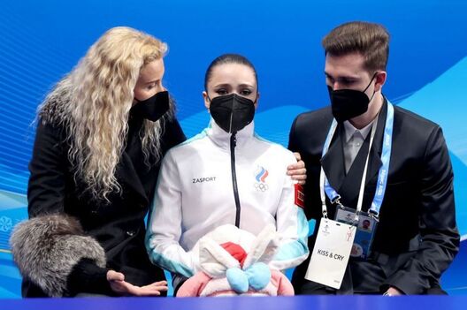 Валіева з харэографам і трэнерам у Пекіне. Фота Getty Images Валіева з харэографам і трэнерам у Пекіне. Фота Getty Images