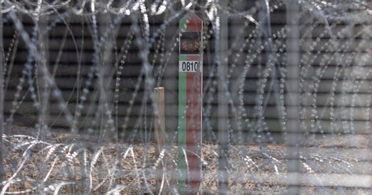 Беларускія сілавікі псуюць плот на мяжы з Літвой