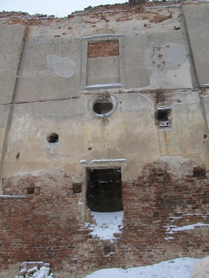 У аб’ём палацу ўвайшла гэтая тарцовая вежа Ружанскага замку XVII стагоддзя У аб’ём палацу ўвайшла гэтая тарцовая вежа Ружанскага замку XVII стагоддзя