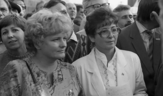 Галіна Вашчанка на мітынгу БНФ супраць путчу ў 1991 годзе, фота: spring96.org Галіна Вашчанка на мітынгу БНФ супраць путчу ў 1991 годзе, фота: spring96.org