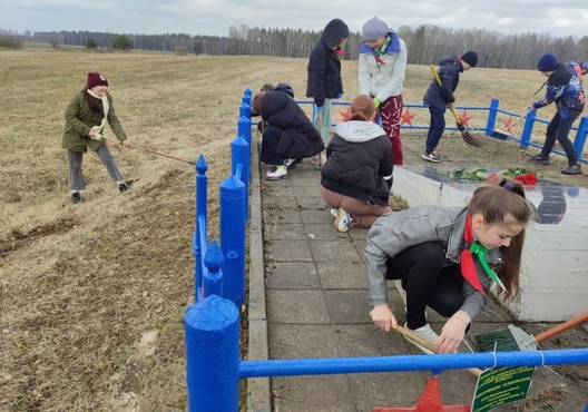 3/3 vykarystanne_dzicjaczaha_truda_u_hlusku._fota__belarus_za_mkadam_3.jpg