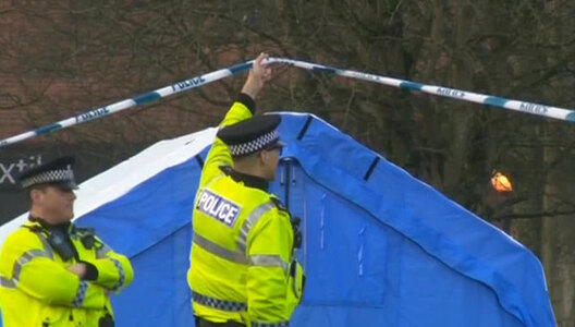 На здымку: эксперты эксгумуюць парэшткі жонкі і сына Солсберы, якія, як цяпер мяркуецца, маглі загінуць не сваёй смерцю. На здымку: эксперты эксгумуюць парэшткі жонкі і сына Солсберы, якія, як цяпер мяркуецца, маглі загінуць не сваёй смерцю.